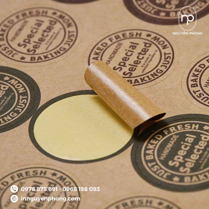 Bế demi trên mẫu tem nhãn dán kraft